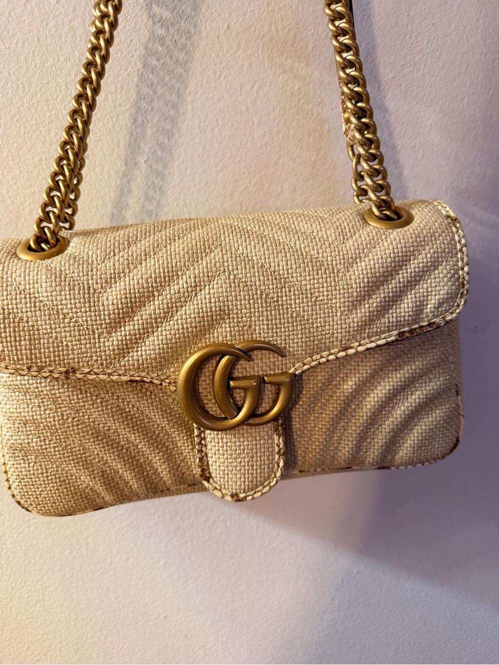 Gucci Raffia GG Marmont Shoulder mediun  Bag in Beige with Gold Hardware - Picture 5 of 15